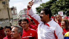 Maduro saluda a sus seguidores en Caracas.