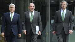 De izquierda a derecha, el director general de los Negocios, Francisco Mart�nez; el presidente del grupo, Ignacio S�nchez Gal�n; y el director general de Finanzas y Recursos, Jos� Sainz Armada
