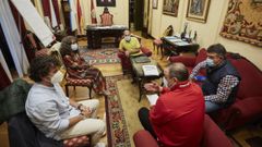 J�come, en una foto de archivo con representantes de Comisiones Obreras.