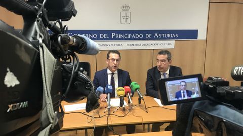 El consejero de Educacin y Cultura, Genaro Alonso, y el presidente del Consejo Escolar del Principado de Asturias, Alberto Muoz