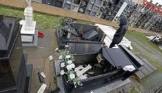 Dos de las tres sepulturas que quedaron destrozadas tras la ca�da de las cruces. 