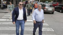 Imagen de archivo de Jos� Ram�n Rioboo, con Julio Sacrist�n, el anterior alcalde de Culleredo, que present� una alegaci�n al presupuesto municipal, que fue rechazada