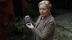 Mar�a Preciosa ense�a la fotograf�a de las dos ni�as ucranianas que tiene en acogida