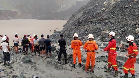 Servicios de rescate en una mina al norte de Birmania