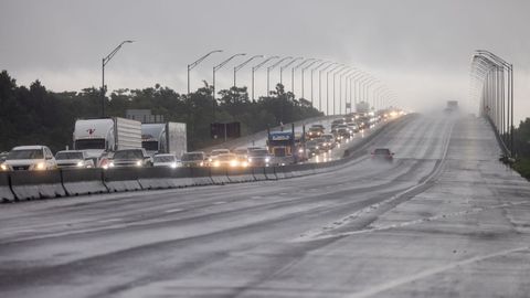 Residentes llegando a Texas desde la frontera de Louisiana antes del hurac�n