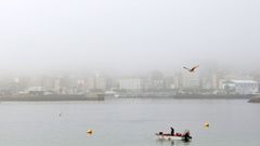 Da de niebla espesa, ayer en Ribeira.