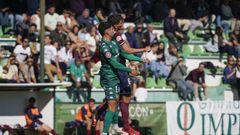 Gorka Prez, del CD Arenteiro, con uno de los jugadores del Pontevedra luchando por un baln.