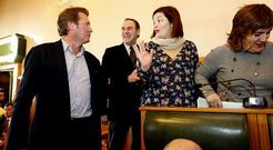 El edil Luis Bello, a la izquierda, fue saludado afectuosamente tras estar semanas de baja.
