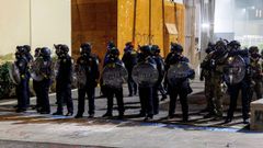 Agentes de inmigracin, durante una protesta en Portland.