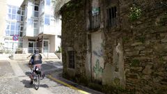 La vivienda est� detr�s de la residencia de As Rodas