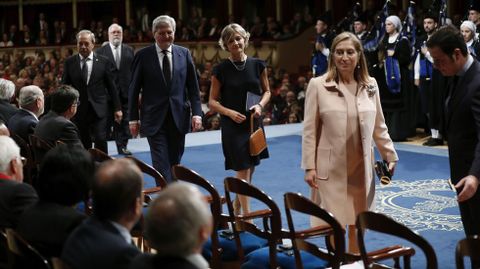 La presidenta del Congreso, Ana Pastor (d) seguida por los ministros de Agricultura y Pesca, Alimentacin y Medio Ambiente, Isabel Garca Tejerina (c), y Educacin, Cultura y Deporte, igo Mndez de Vigo, a su llegada a la ceremonia de entrega de los premios Princesa de Asturias 2017