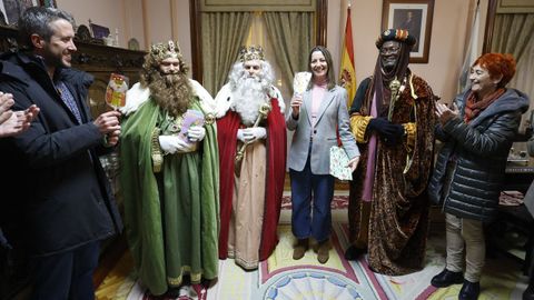 Los Reyes Magos fueron recibidos por la alcaldesa, Lara Mndez, y por Maite Ferreiro.