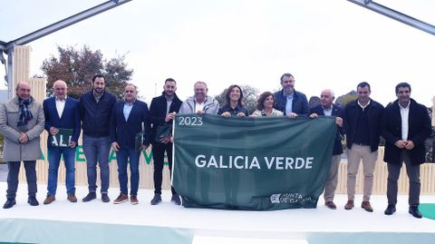 Entrega del distintivo Bandeira Verde de Galicia a los concellos de Burela, A Illa de Arousa, Oleiros, Porqueira y Sanxenxo, Alfoz, Cervo, Curtis, A Laracha, Moaa, Mondoedo, Muros, Ordes, Outeiro de Rei, Parada de Sil, Porto do Son, Ribeira y Sober 