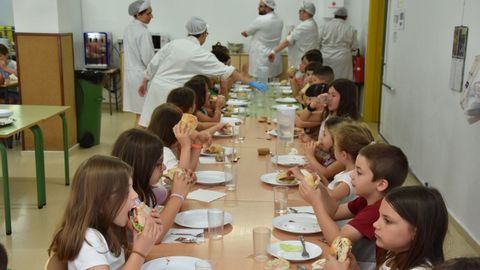 El alumnado que utiliza la red de comedores escolares de Ames vota desde hace 21 a�os un men� especial para despedir el curso