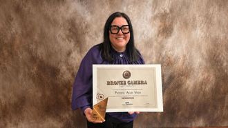 La fot�grafa Patricia Alija muestra el galard�n recibido de la APP Imagem