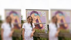 Nana, frente �A pita cega�, su obra en Bri�n realizada en el marco del festival de arte urbana feminista y contextual. La artista, afincada en Ordes desde ni�a, es una de las veteranas del muralismo gallego, en el que se inici� de forma autodidacta en el 2006. Estudi� en las escuelas Mestre Mateo y Pablo Picasso.