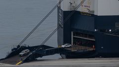 La llegada a Ferrol del primer barco con coches de la china SAIC