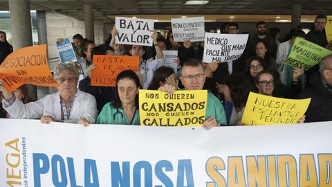 El sindicato mdico OMega, uno de los convocantes, realiz una concentracin delante del CHUS