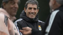 El entrenador del Real Oviedo, Guillermo Almada, durante el entrenamiento que el equipo ha realizado este viernes en Oviedo