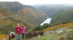 Participantes en un recorrido organizado por la Ruta do Vio da Ribeira Sacra con motivo del da mundial del enoturismo visitan la ribera de Amandi, en el municipio de Sober, en una imagen de archivo