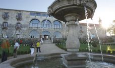 Caras muy distintas. La imagen superior del Palacio de Sober, captada recientemente, contrasta con la foto de la izquierda, que corresponde a una jornada de puertas abiertas poco despu�s de su inauguraci�n. 