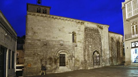 Imagen nocturna de Allariz, con la fachada sur de la iglesia de Santiago.