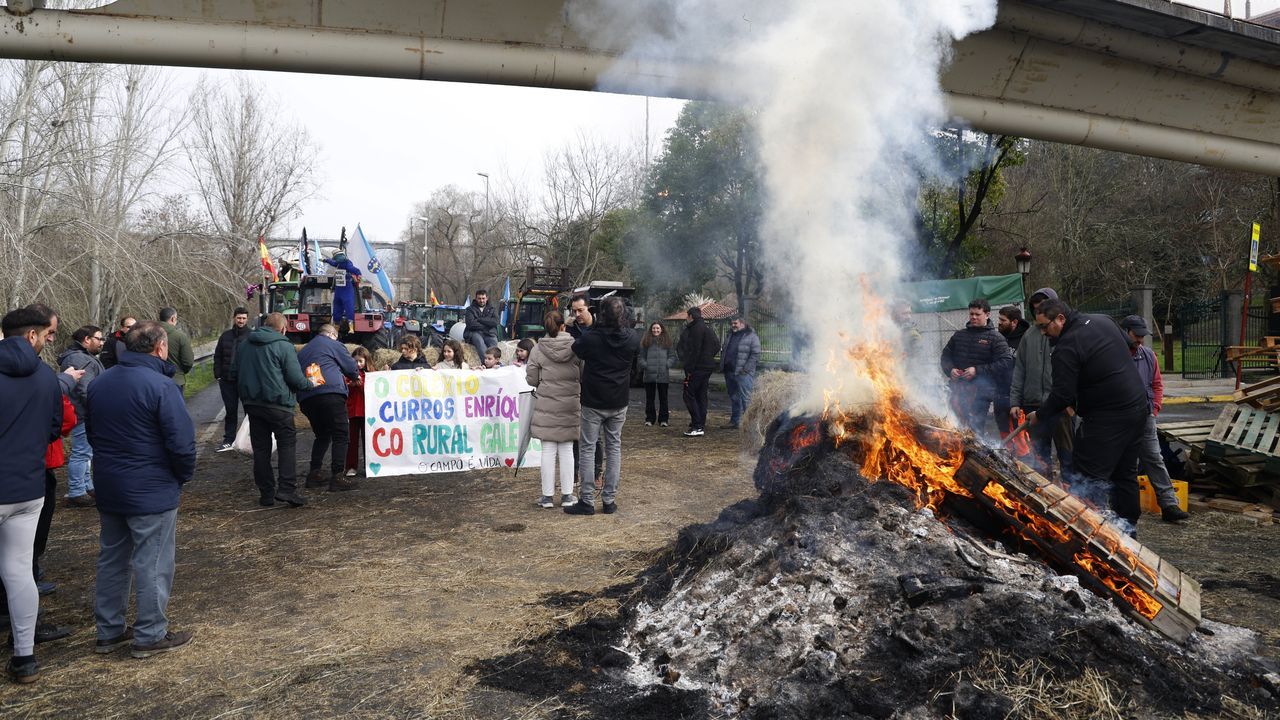 La tractorada corta por tercer día el tráfico en la N-120: «A xente xa sabe que nós non somos os malos»