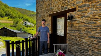 Javier Merelas ante una de las casas de Seceda que adquirió y transformó en viviendas turísticas