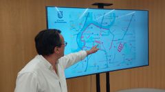 El concejal de Facenda, Gonzlez Carballo, ante un plano con las calles que se asfaltarn en el centro urbano