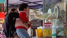 Un ni�o aupado por su madre se somete a una prueba covid en Shangh�i