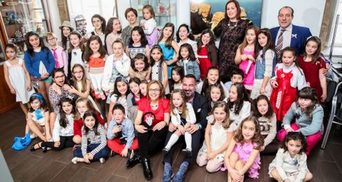 Los responsables y organizadores de la Mostra, con todos los nios que participaron ayer en el desfile de presentacin. 