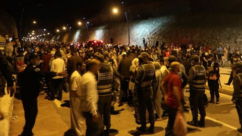 J�venes marroqu�es esperan el momento de cruzar la frontera en la localidad de Castillejos, en Marruecos