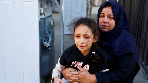 Una niña palestina tras un ataque en medio del conflicto con Israel en el sur de la franja de Gaza