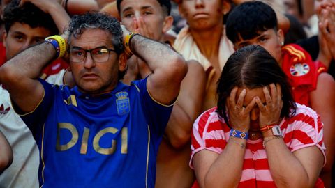  Aficionados en la Plaza de la Catedral de Oviedo siguen la final del mundial 2026