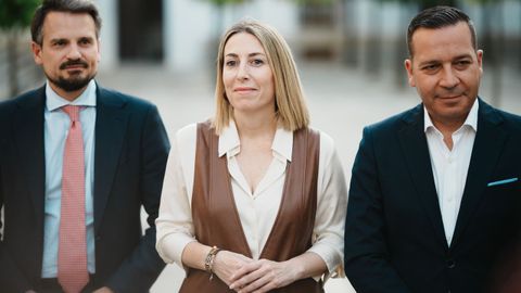 La presidenta de la Junta de Extremadura en funciones, Mar&iacute;a Guardiola y el candidato de Vox en Extremadura, &Oacute;scar Fern&aacute;ndez (a la derecha), anunciaron el acuerdo.  