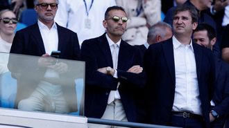 Khaldoon Al Mubarak, presidente del Manchester City, en el centro de la imagen.