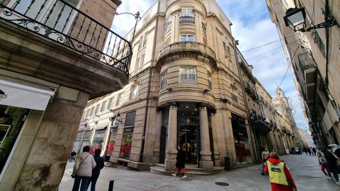 Esquina de los antiguos almacenes Alfredo Romero, entre avenida Pontevedra y Lamas Carvajal. El bajo sigue en uso comercial.