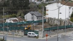 La maquinaria trabaja preparando el terreno y el per�metro se ha recubierto con malla verde.