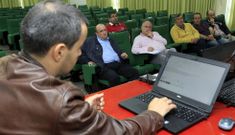 Dirigentes de las cofrad�as, ayer, en Burela, escuchando al representante de la Autoridad Portuaria. 