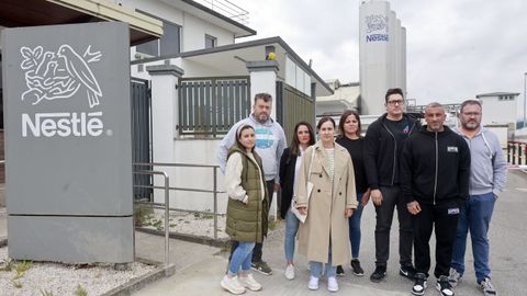 Los integrantes del comité de empresa que representa a los trabajadores de Nestlé en Pontecesures, este viernes delante de la única planta gallega de la multinacional suiza.