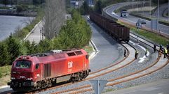 Un ferrocarril accediendo al muelle interior de Ferrol