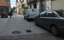 Los coches aparcan a sus anchas en el tramo reformado de la calle, pese a que est� prohibido. 