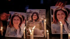 Activistas libaneses muestran fotograf�as de la periodista Shireen Abu Akleh.