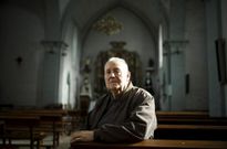 �Don Rafael�, como lle chaman os veci�os, na igrexa de Cu��a, onde tivo lugar a homenaxe. 