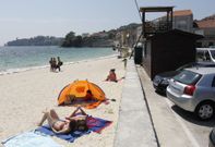 La playa de O Con, en Moa�a, con el puesto de socorristas vac�o. 
