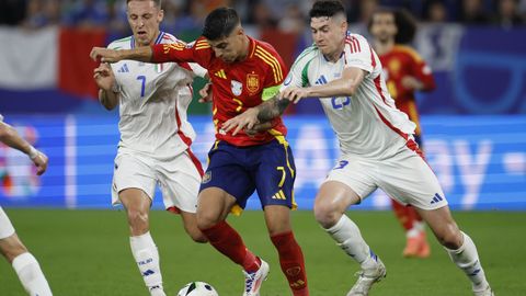Morata entre dos jugadores italianos