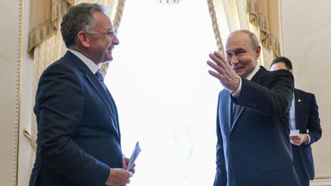 El presidente ruso, Vladimir Putin, gesticula ante el enviado de Donald Trump Steve Witkoff, en San Petersburgo