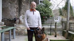 �ngel P�rez con su perro Tak, en una foto de archivo