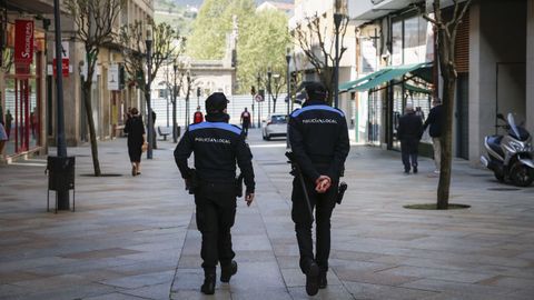 Agentes de Policía Local caminando por una calle de la ciudad de Ourense