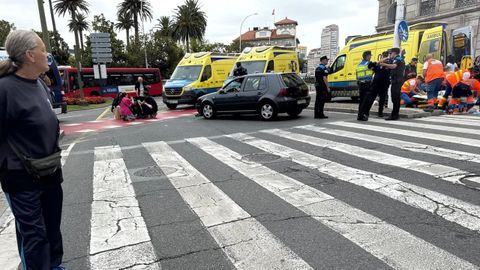 Los sanitarios atendiendo a los heridos en el atropello m�ltiple intencionado ocurrido el 27 de agosto en la plaza de Mina de A Coru�a  